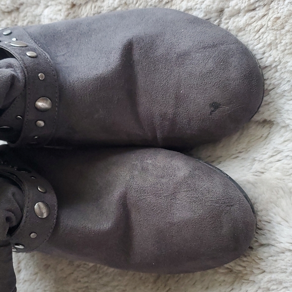 Chinese Laundry Dark Grey Flat Ankle Booties Strap and Rivet Detailing Size 7.5 - Picture 2 of 7